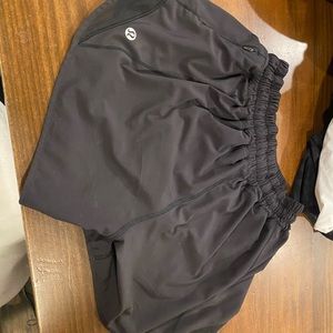 Lululemon size 4 hotty hot style 4" black low rise like new